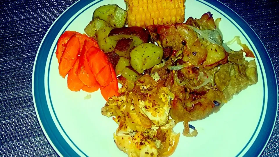 Baked Chicken and Pork Chops with Roasted Potatoes and Carrots and Grilled Corn.|Juan Simmsさん