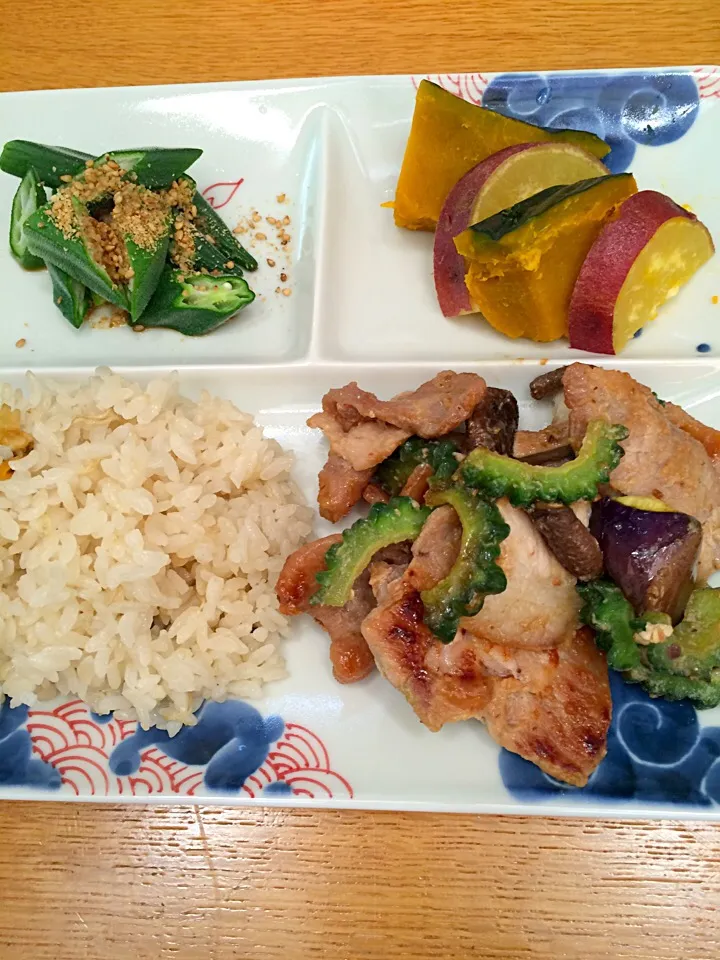 今日の次女皿弁🤗
サツマイモとかぼちゃのバター煮、おくらの胡麻和え、豚肉と夏野菜の味噌炒め|5ネコママさん