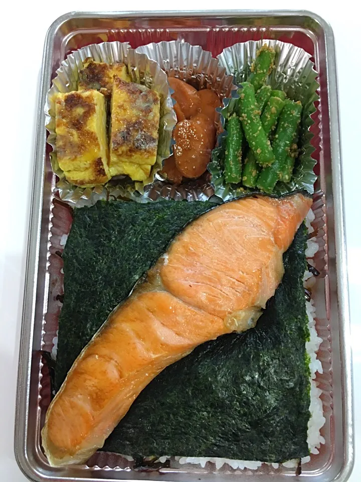 Snapdishの料理写真:手作り弁当（卵焼き、魚肉ソーセージの甘辛焼き、いんげんのごま和え、焼き鮭）|ゆずっこさん