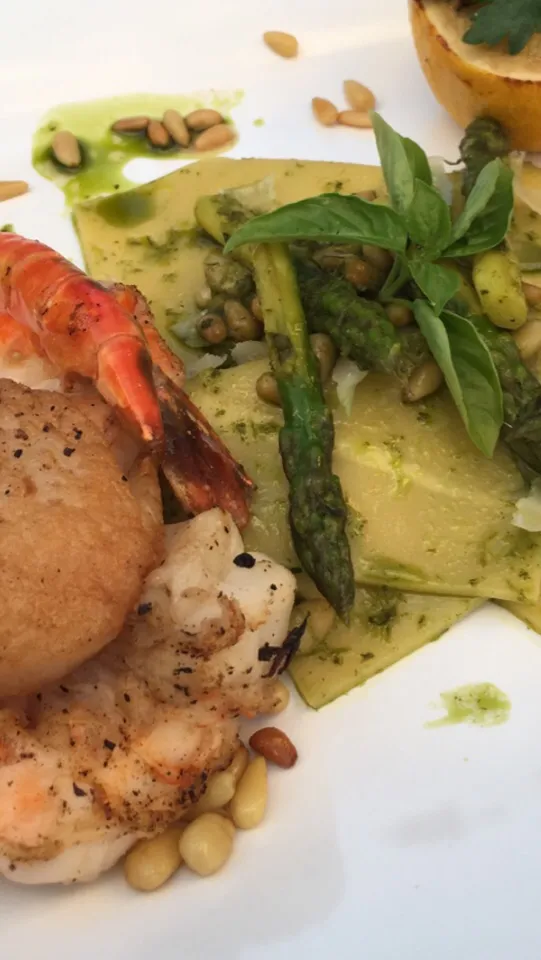 Herbed Fazzoletti with Asparagus, Burrata, Grilled Shrimp and Scallops|Christine pavelkaさん