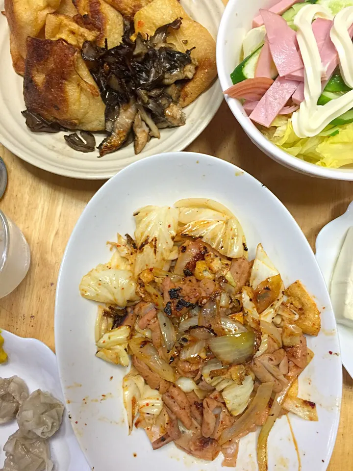 ホルモン焼き、納豆稲荷焼き、サラダの夕飯|ミカさん