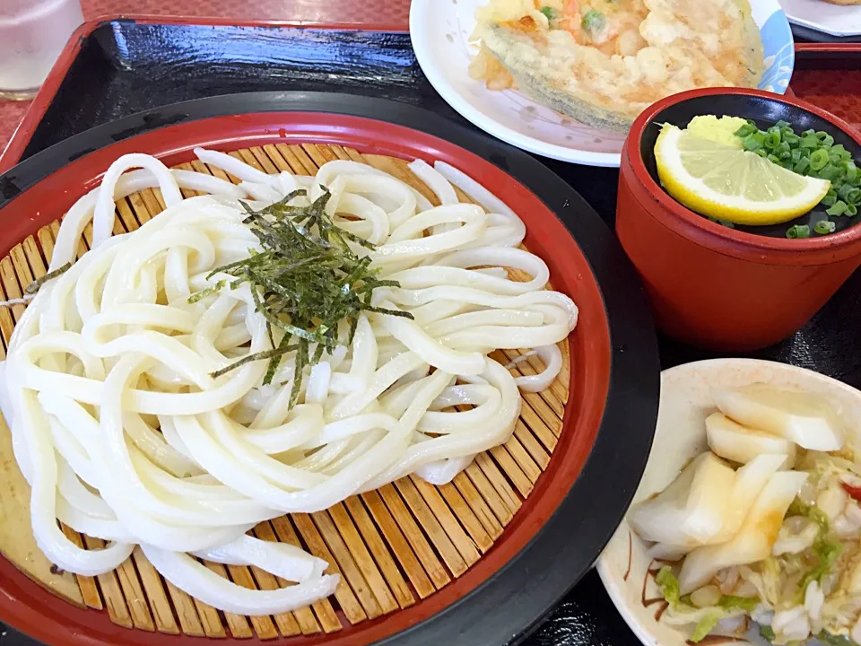 ざるうどんに野菜天、かぼちゃ天をトッピング～♡|みほままこさん