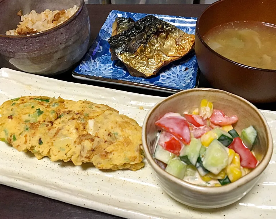 晩ごはん 帆立とエリンギの炊き込みご飯 ネギ入り卵焼き 焼き塩鯖 三色野菜のサラダ|ぽんたさん