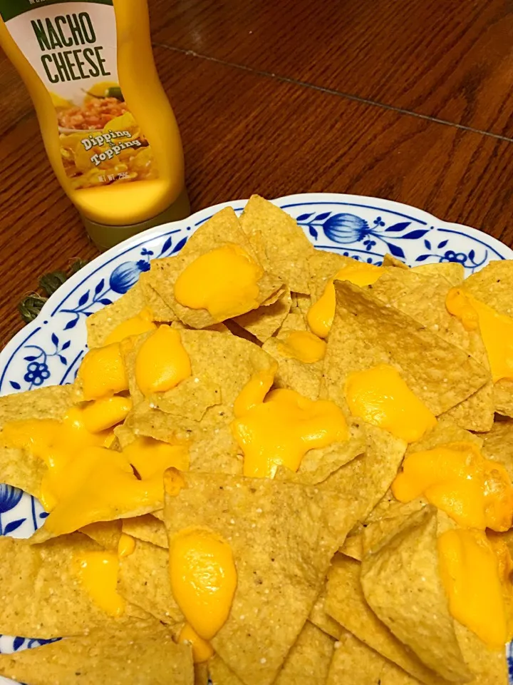 Snapdishの料理写真:tortilla chips w/nacho cheese|T’s lanaiさん