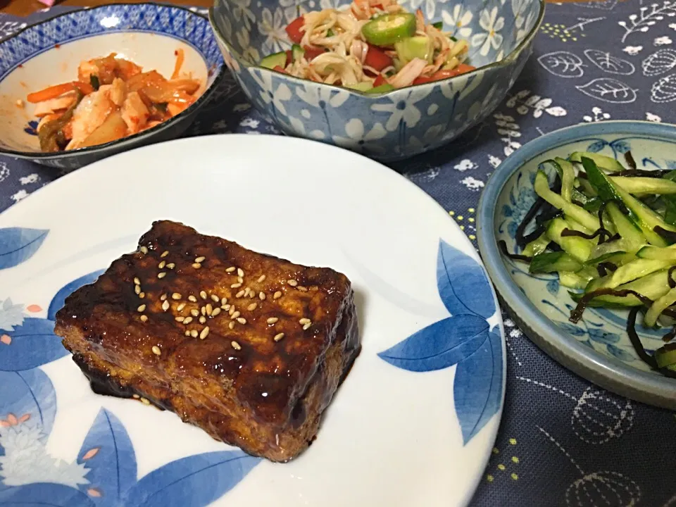 厚揚げ照り焼きステーキ
キムチとチキンの和え物
夏野菜のポン酢サラダ
きゅうりの昆布漬け|yunさん