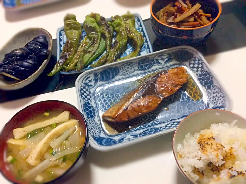 晩御飯  ブリ照り  万願寺とうがらし  きんぴら ナスの浅漬け  大根とお揚げさんの味噌汁  土鍋で炊いたおこげご飯|Takeshi  Nagakiさん