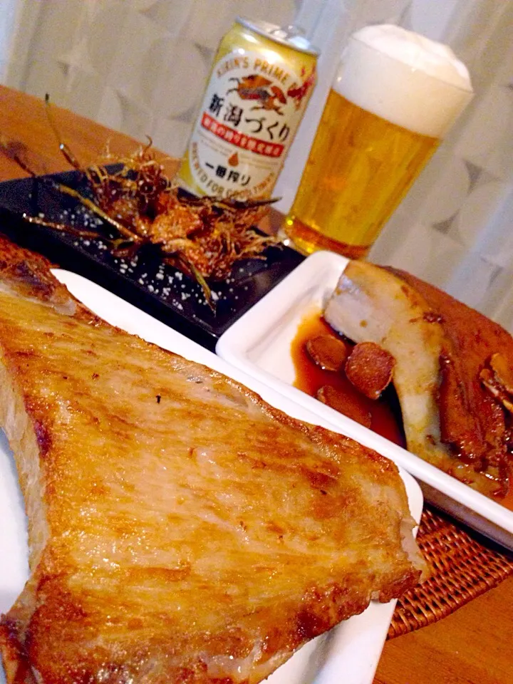 美味しい〜😍鮪のカマ塩焼きと、煮付け、ヒゲニンニクの素揚げ、新潟づくり😋🍻✨|アイさん