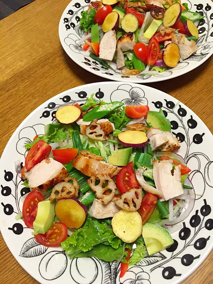 Snapdishの料理写真:サラダ 鶏胸肉の塩麹焼きのっけ|ミッキーさん