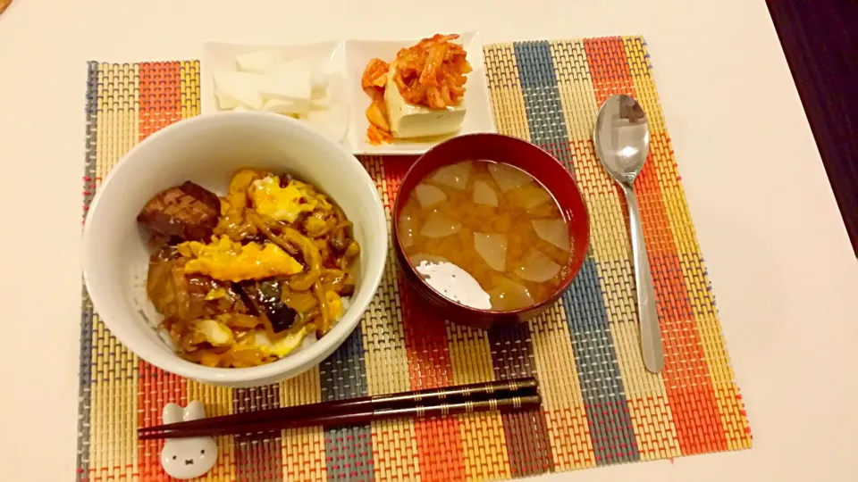 今日の夕食　さば味噌煮缶の卵とじ丼、かぶのピクルス、キムチのせ冷奴、大根の味噌汁|pinknari🐰🌈さん