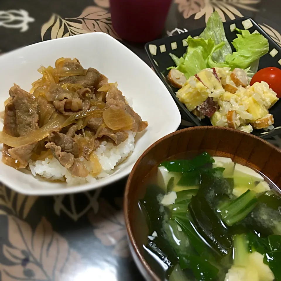 Snapdishの料理写真:久しぶりの手作り晩御飯
牛丼、青梗菜のお味噌汁、サツマイモサラダ|かずみさん