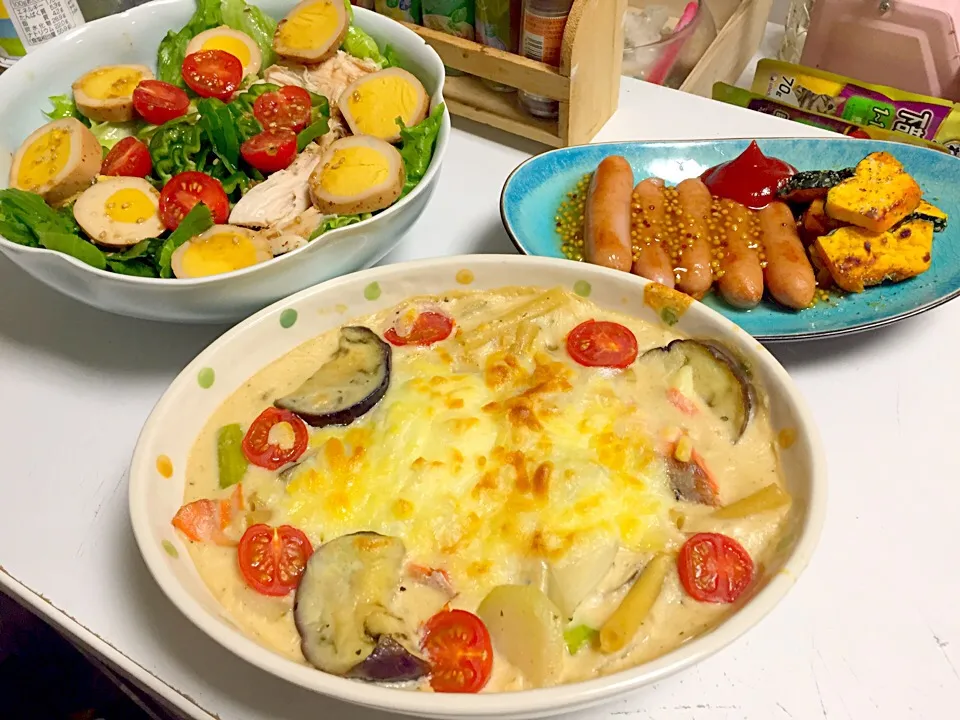 鮭とエレファントガーリックのグラタン  ハーブチキンと燻製玉子のサラダ  荒挽きソーセージ  南瓜のハーブソルト炒め|石川洋子さん