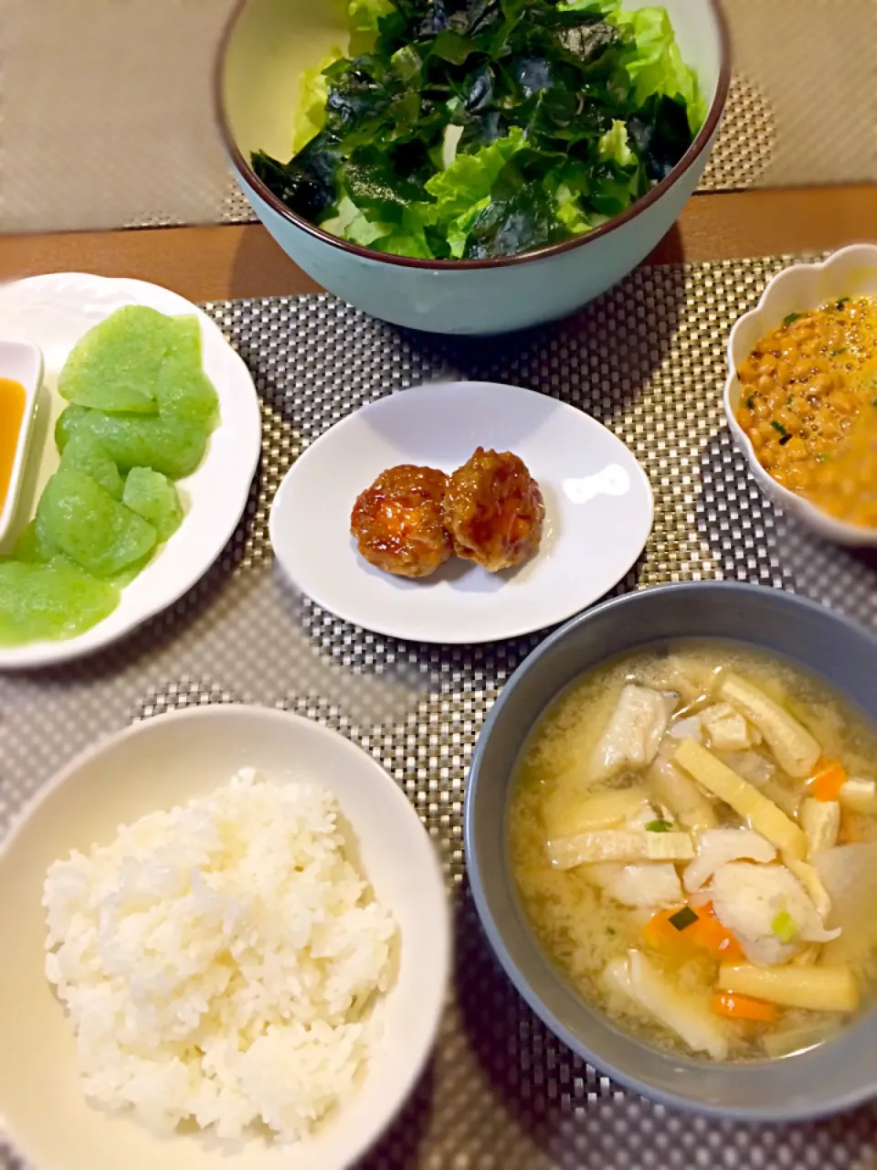 刺身こんにゃく、ワカメサラダ、納豆、冷凍食品のカルビなんとか、鱈のあら汁|ぱぴこさん