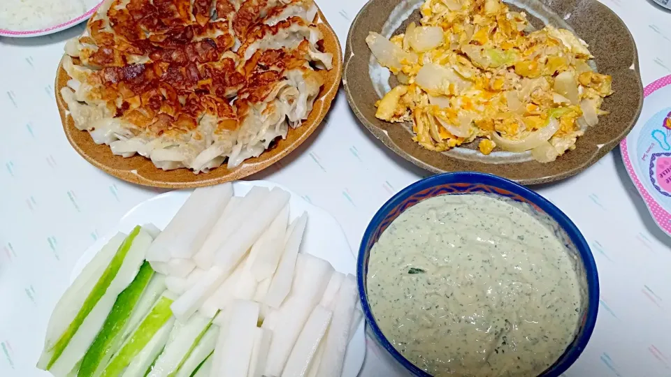 餃子☆卵と野菜のマヨ炒め☆野菜スティック、豆腐のディップソースとともに、、|みぽりんさん