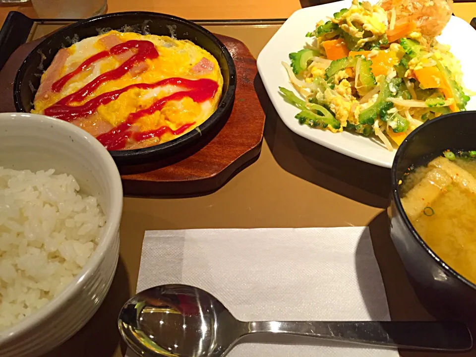 Snapdishの料理写真:ゴーヤーちゃんぷるー定食|チェリーリンさん