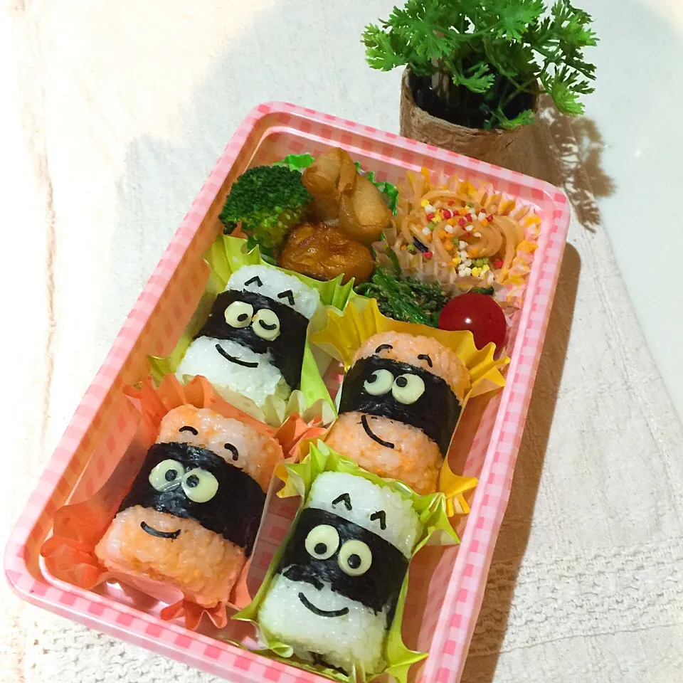 Snapdishの料理写真:8/23❤︎主人のおにぎり弁当❤︎使い捨て容器|Makinsさん