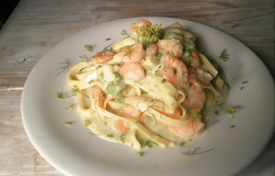 Fettuccine alla gambero e avocado di rafano crema profumo de fenocchio
海老とアヴォカドの手打ちフェットチーネ ほのかに山ワサビをきかせたクリームソース 生フェンネルの実の香り 
#エビ #アボカド #生パスタ #手打ちパスタ #ホースラディッシュ |KimaLABOさん