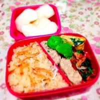 Snapdishの料理写真:妹のお弁当を作ってみましたぁ🍙💓
桜えびとしらすの炊き込みご飯|るかぽんさん