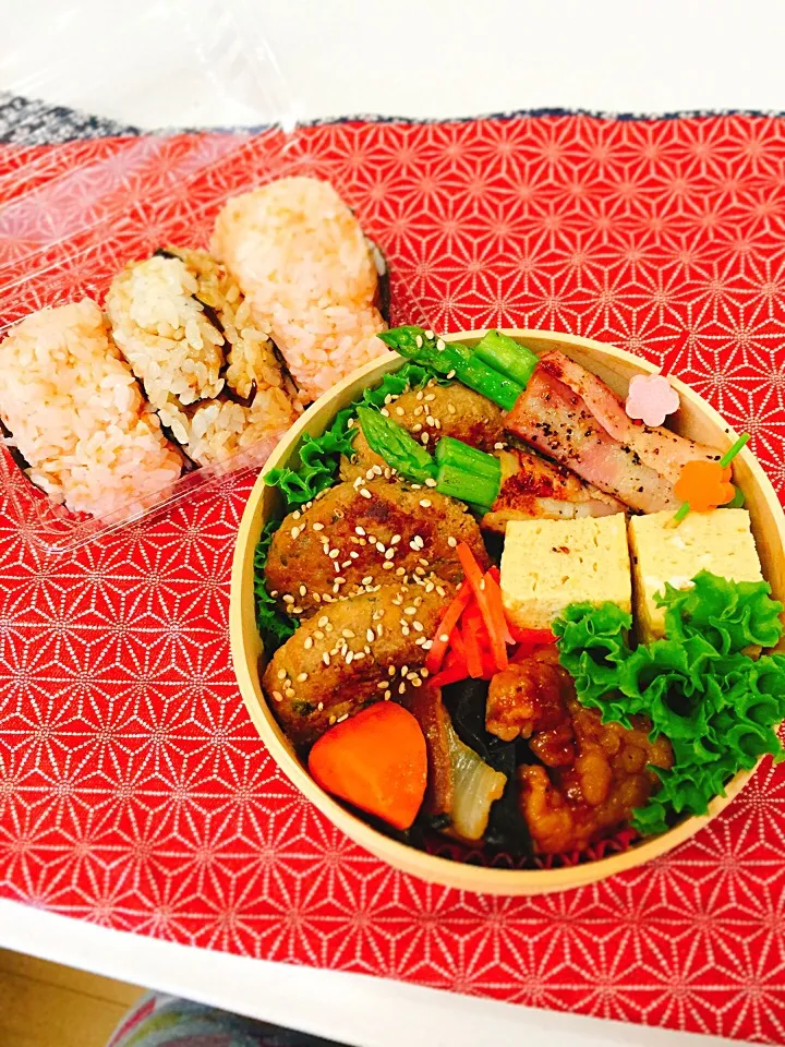 Snapdishの料理写真:🍙鮭おにぎり、おかかおにぎり
🍙酢豚
🍙出し巻き卵焼き
🍙アスパラベーコン巻き
🍙つくね照り焼き|pindoraさん