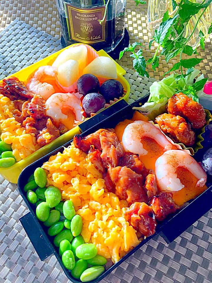 Snapdishの料理写真:8/23🍀焼き鳥4色丼弁当、端っこはエビグラタン風🐓|にゃんとどさん