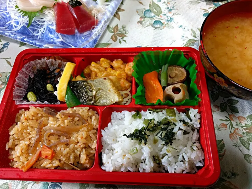 Snapdishの料理写真:二色ご飯弁当で朝ごはん コープみらい|sakumaさん