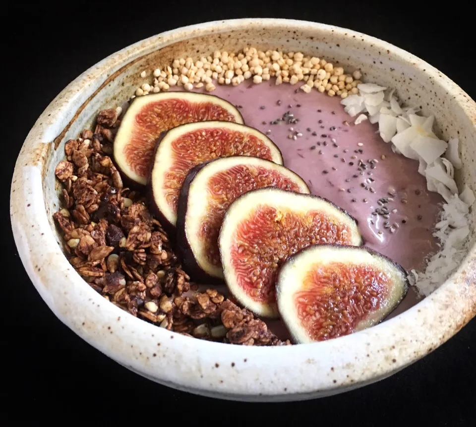 Snapdishの料理写真:Blackberry smoothie bowl with fresh figs, homemade chocolate granola, quinoa pops & coconut flakes|coxiella24さん