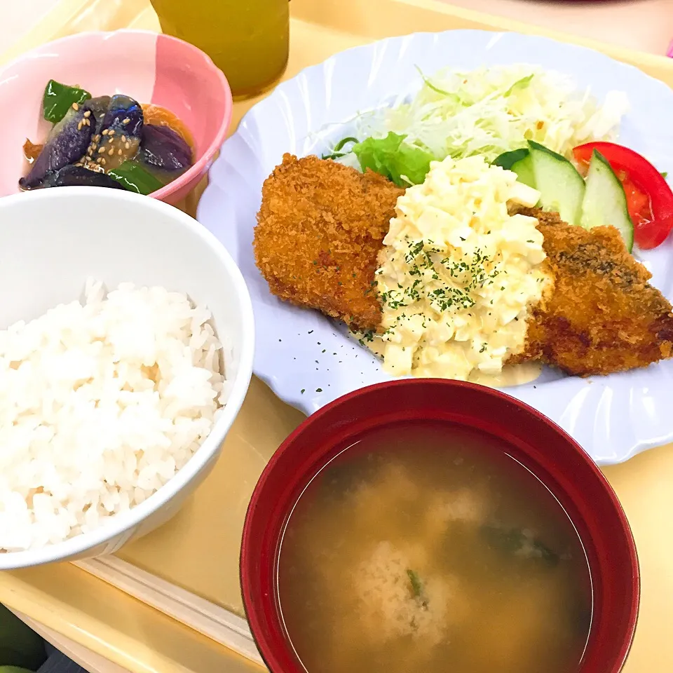 Snapdishの料理写真:【300円社食】サーモンフライ定食|恭子さん