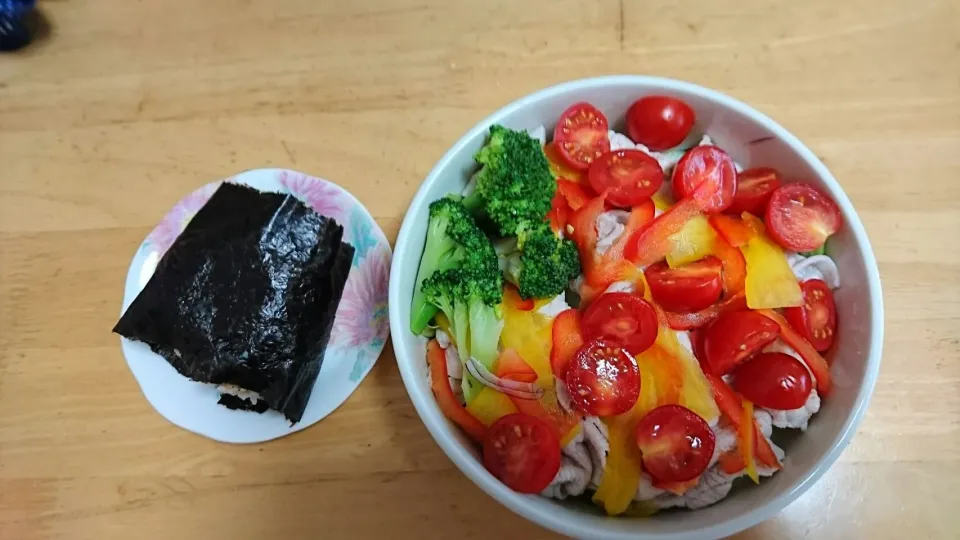 冷しゃぶとおにぎり。
今日のお弁当|ヨンファちゃん。さん