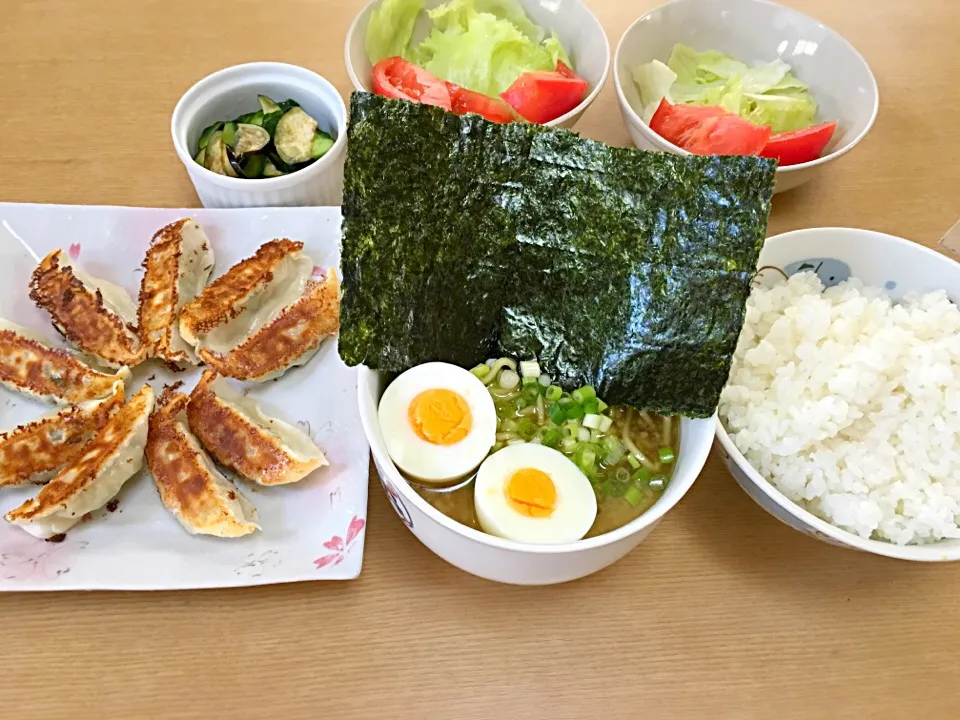 Snapdishの料理写真:息子のお昼  ラーメン&餃子ランチ|ちぃちゃんさん