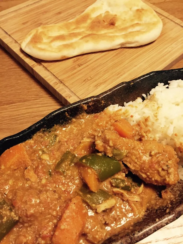 バターチキンカレーをスパイスから作りました。水は一切入れずにトマトとカシューナッツペーストだけでとろみがつきました。具もたくさん入れてインドカレー風日本のカレーです！|MORiさん