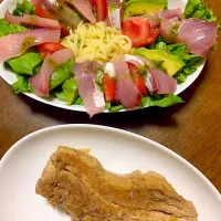 ダイエット料理✨
コンニャク麺で、海鮮冷やしジェノバ風✨と豚バラ肉の塊✨糖質ゼロの砂糖なので、こんだけ食べても糖質10グラムくらいです‼️|マロンさん