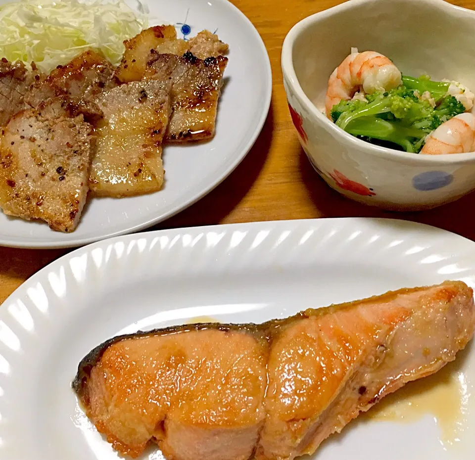 Snapdishの料理写真:鮭照り焼き、豚バラ山賊焼き、エビとブロッコリーのそぼろあん|mizuさん