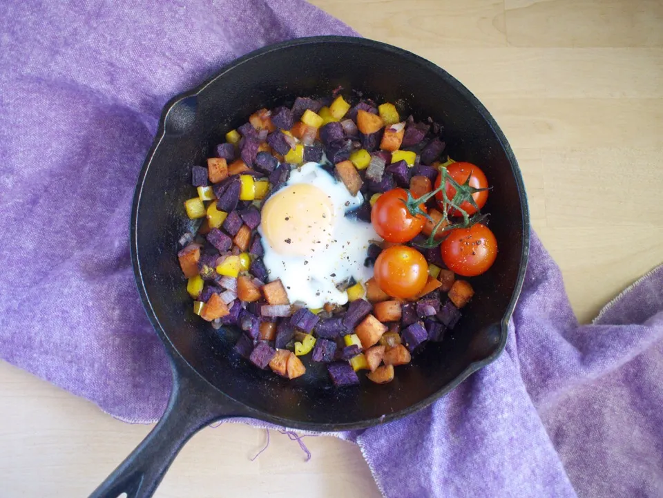 Purple and orange sweet potato hash with egg and cherry tomatoes|coxiella24さん