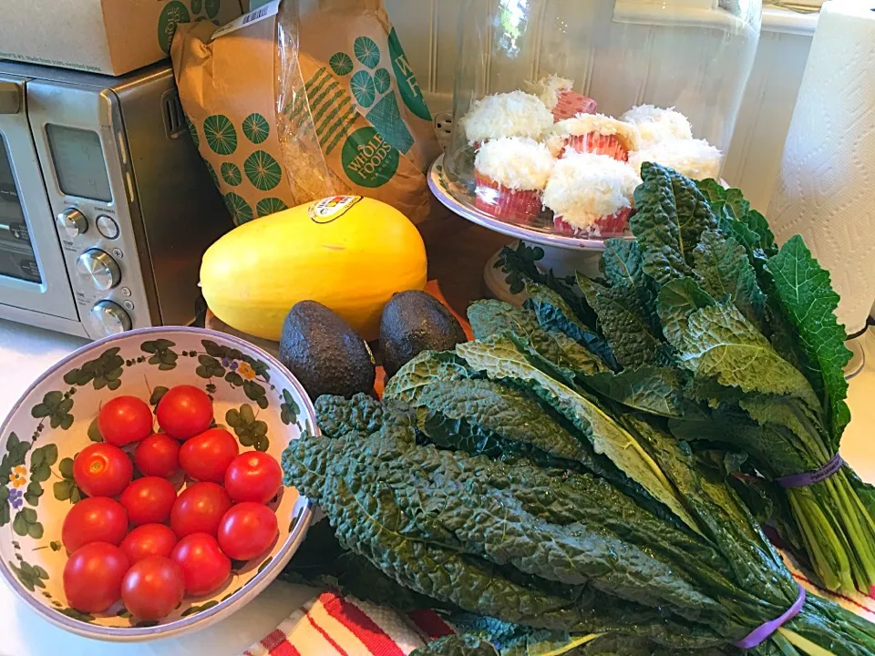 Snapdishの料理写真:Fresh kale, jumbo cherry tomatoes, avocado, spaghetti squash|🌺IAnneさん