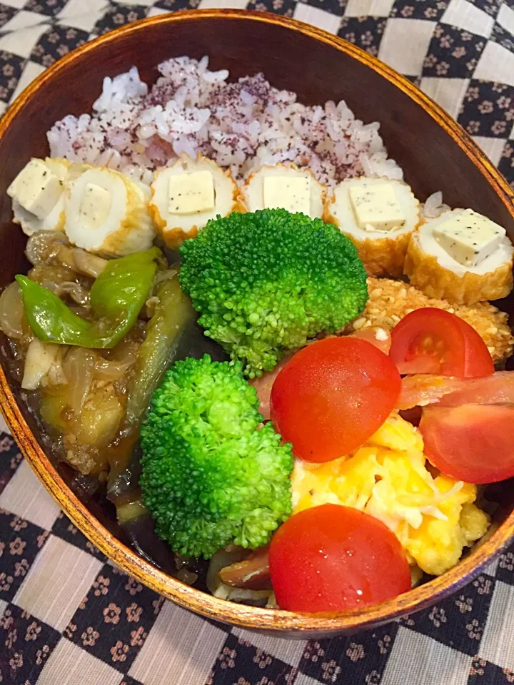 Snapdishの料理写真:パパたろ弁当

雑穀ゆかりご飯
ソーセージ入りスクランブルエッグ
なす・しめじ・獅子唐・玉葱の
                     とろとろ生姜醤油炒め
かぼちゃコロッケ
ちーちく
ブロッコリー
ミニトマト|ひななぎさん