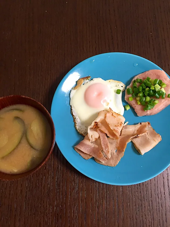 8月24日朝ごはん ネギトロごはんなし ベーコンエッグ ナスのお味噌汁|やすこさん