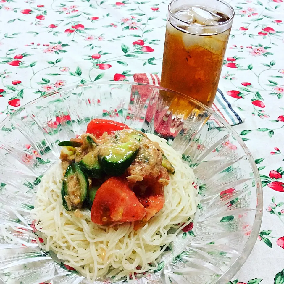 ツナとトマトのぶっかけ素麺・アップルビネガー風味

水でほぐすだけの素麺で、火を全く使わない夏に嬉しいメニュー！

ボウルにツナと角切りトマト、きゅうりの漬け物を入れてアップルビネガードレッシングで和えマス。お好みで塩胡椒で味を調えたら素麺に乗っけるだけ♡

あっという間に出来て野菜もしっかり摂れますよ♪|夢ーテルさん