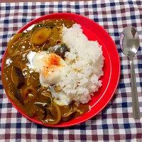 Snapdishの料理写真:温玉乗せ夏野菜カレー|ayanaさん