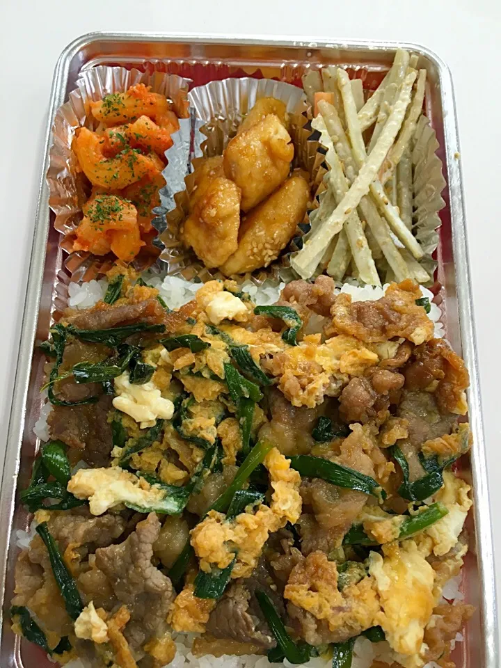 Snapdishの料理写真:手作り弁当（マカロニとチーズの和え物、ササミの炒め物、ごぼうサラダ、牛肉の卵とじ丼）|ゆずっこさん