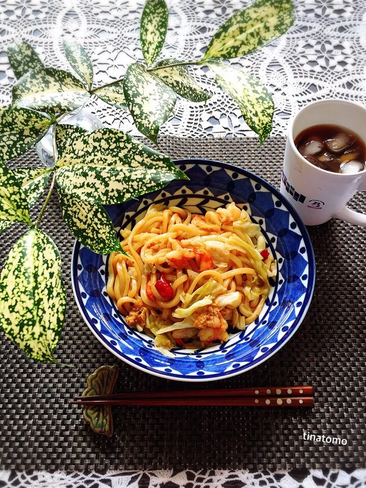 キャベツとエビのオイスターソース焼きうどん！|Tina Tomoko😋さん