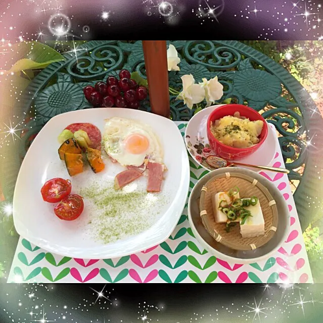 Snapdishの料理写真:朝昼兼用に。ポテトサラダのチーズかけ。目玉焼き🍳ハム、南京、トマト。冷奴など。いただきまぁす！|misuzumisuさん