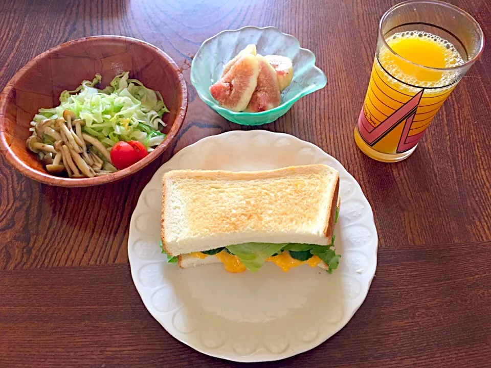 Snapdishの料理写真:朝ごはん🍳 サンドイッチ、きのこサラダ、いちじく😺|めいこさん