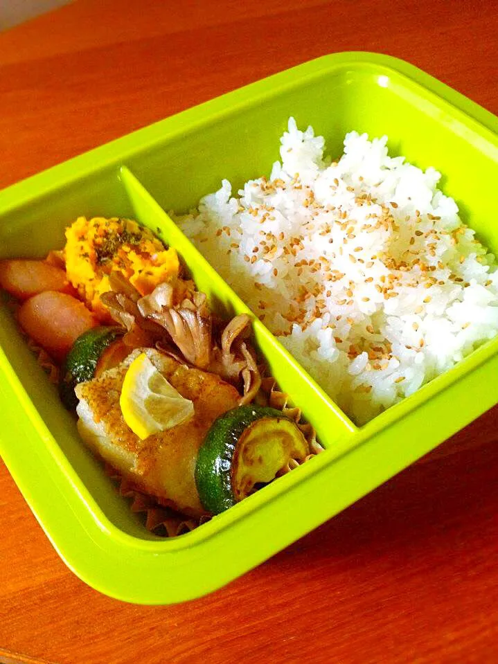 ある日のお弁当🍱
たらムニエル🐟かぼちゃサラダ🎃まいたけアンチョビソテー🍄ズッキーキソテー🍱|ふきこんぶさん