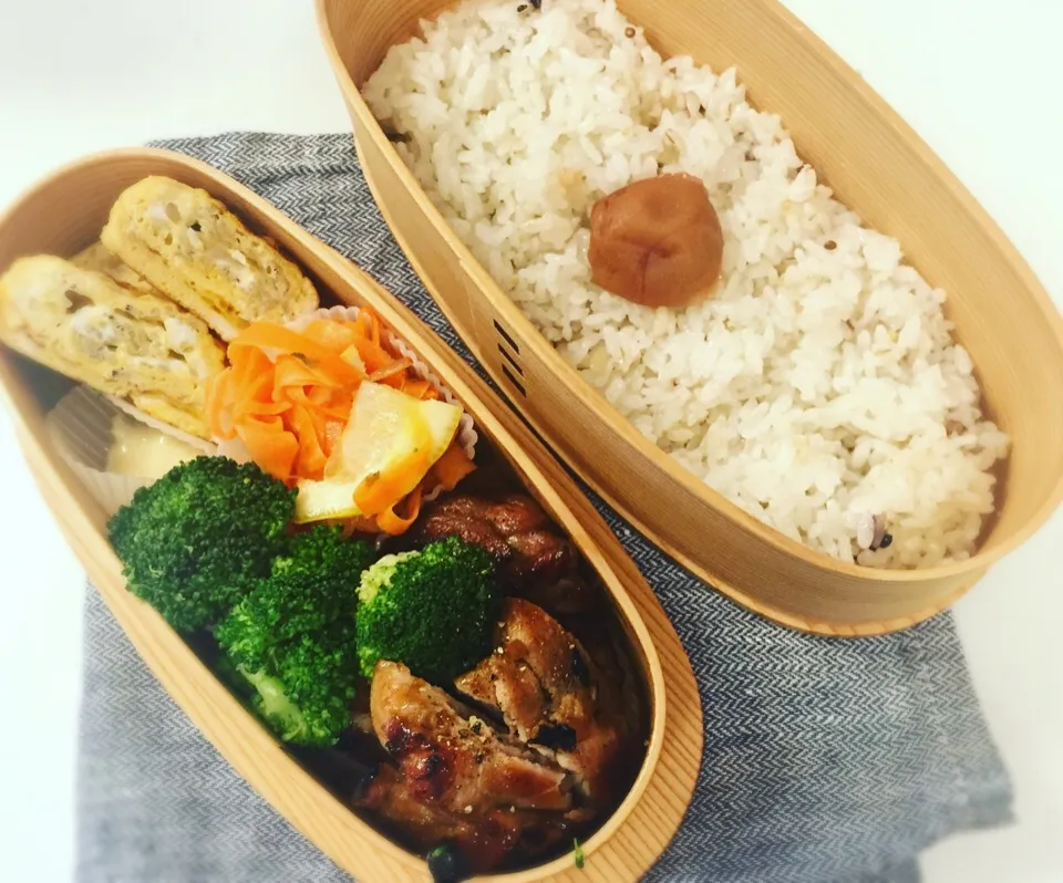 Snapdishの料理写真:出張あけで、久々のお弁当。黒ビールとハチミツのバーベキューチキン（これ美味しい！）、ニンジンのレモンマリネ、ちりめんじゃこ入り卵焼き、ブロッコリー。|Junさん