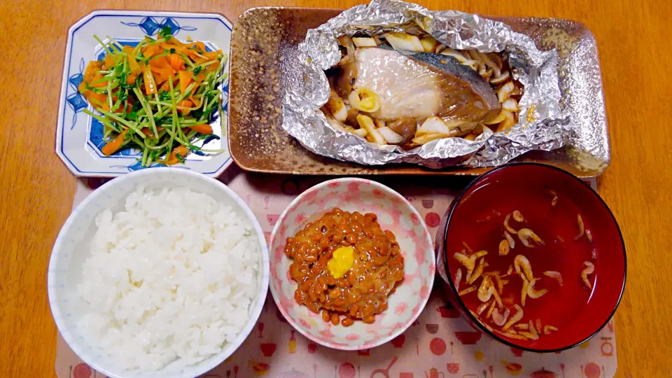 ８月１５日　鰤のホイル焼き　納豆　豆ナエトにんじんのしりしり　干しエビととろろ昆布のお吸い物|いもこ。さん