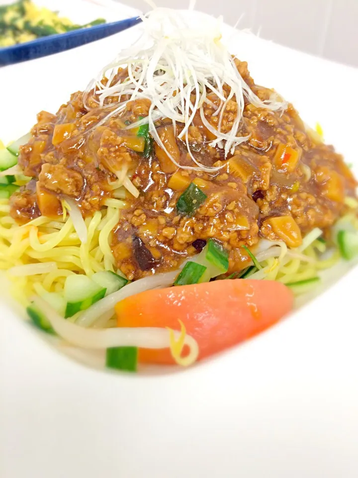 ジャージャー麺😋
ピリ辛の餡が冷たい麺にからんで味も食感も良い☘|takachunさん