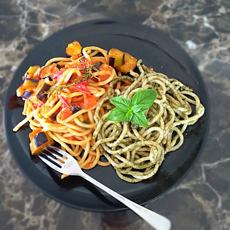 魅惑の２色パスタ✨夏野菜のトマトソース＆大葉ジェノベーゼ|りこでりこさん