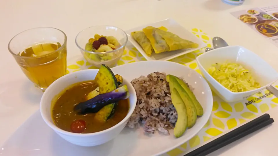 Snapdishの料理写真:今日のランチ☀🍴はスープカレーとアボカドと牛肉のサモサとキャベツとレモンのマリネとアサイーボウルです🍴
スープカレーは雑穀米とアボカドで食べました
サモサは春巻の皮に巻いて揚げました
キャベツとレモンのマリネはサッパリして美味しかったです😆🎵🎵|松浦あつ子さん