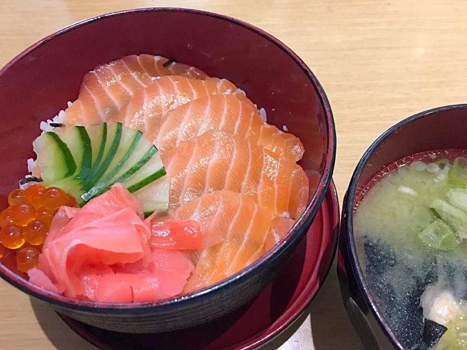 サーモン親子丼です〜❣️|sugimotokazuhitoさん