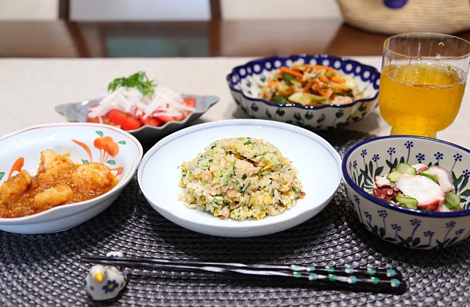 エビチリで中華風ごはん  今日の献立 ※エビチリ ※チャーハン ※タコの酢の物 ※豚野菜炒め ※トマトと大根のサラダ|harapekoさん