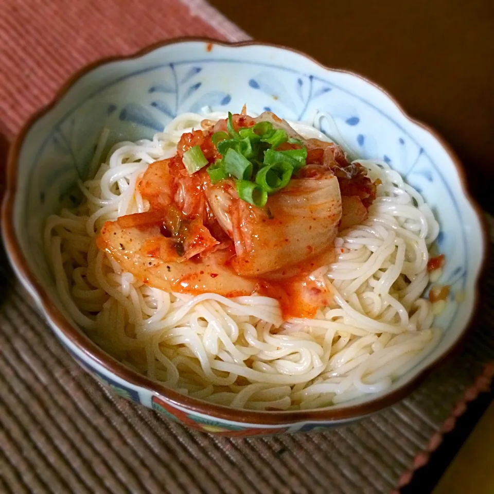 Snapdishの料理写真:いつもの素麺は食べ飽きた！キムチ素麺♫|花ママちゃんさん